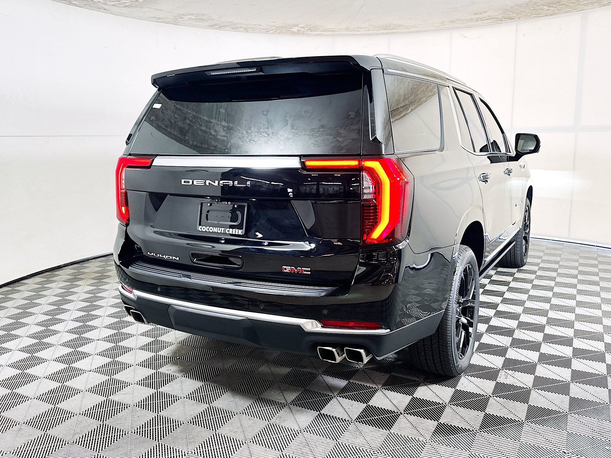 Used 2026 GMC Yukon Denali w/ Sun & Power Step Package AWD/4WD image 3
