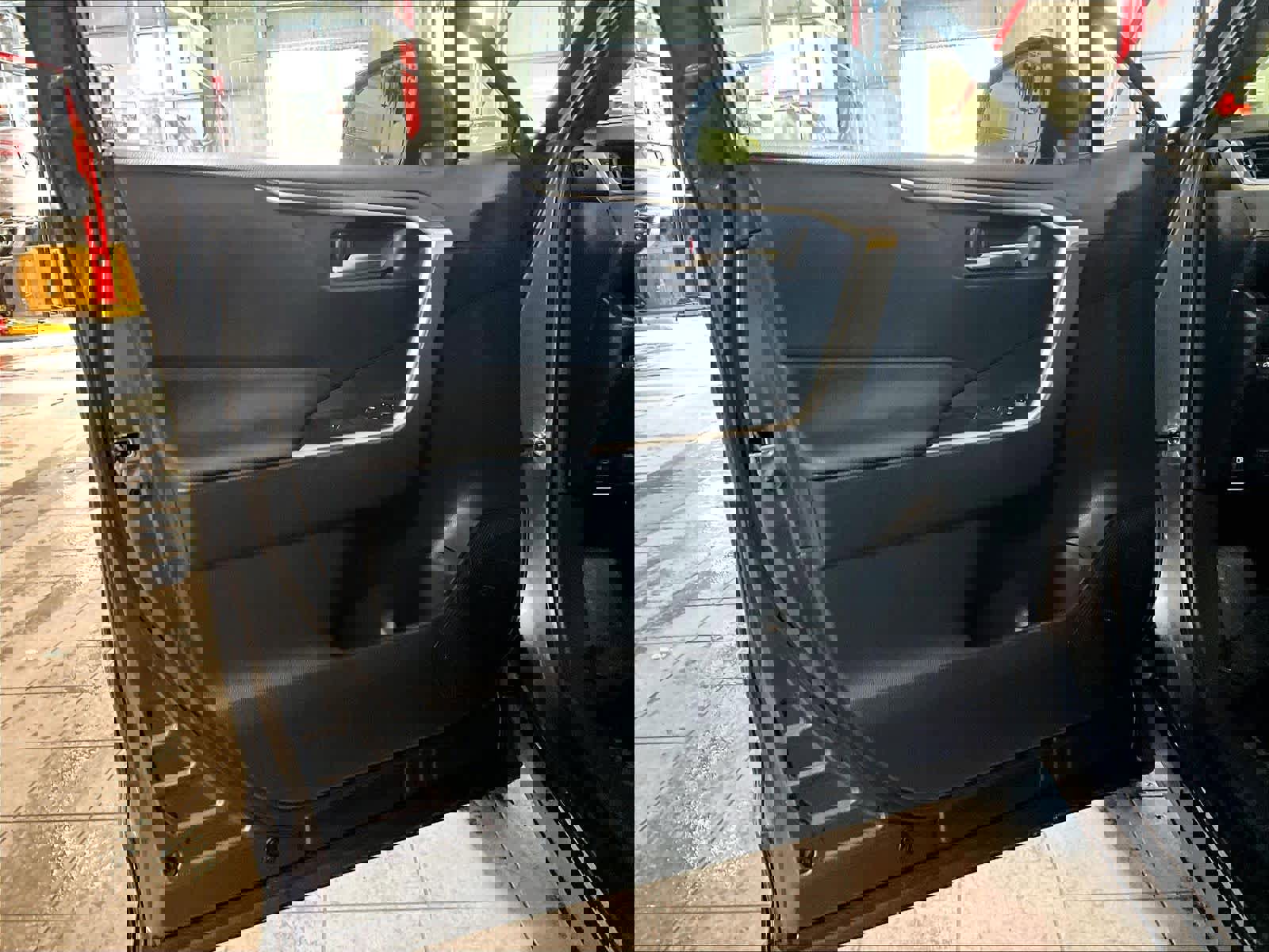 Used 2023 Toyota RAV4 SE image 9