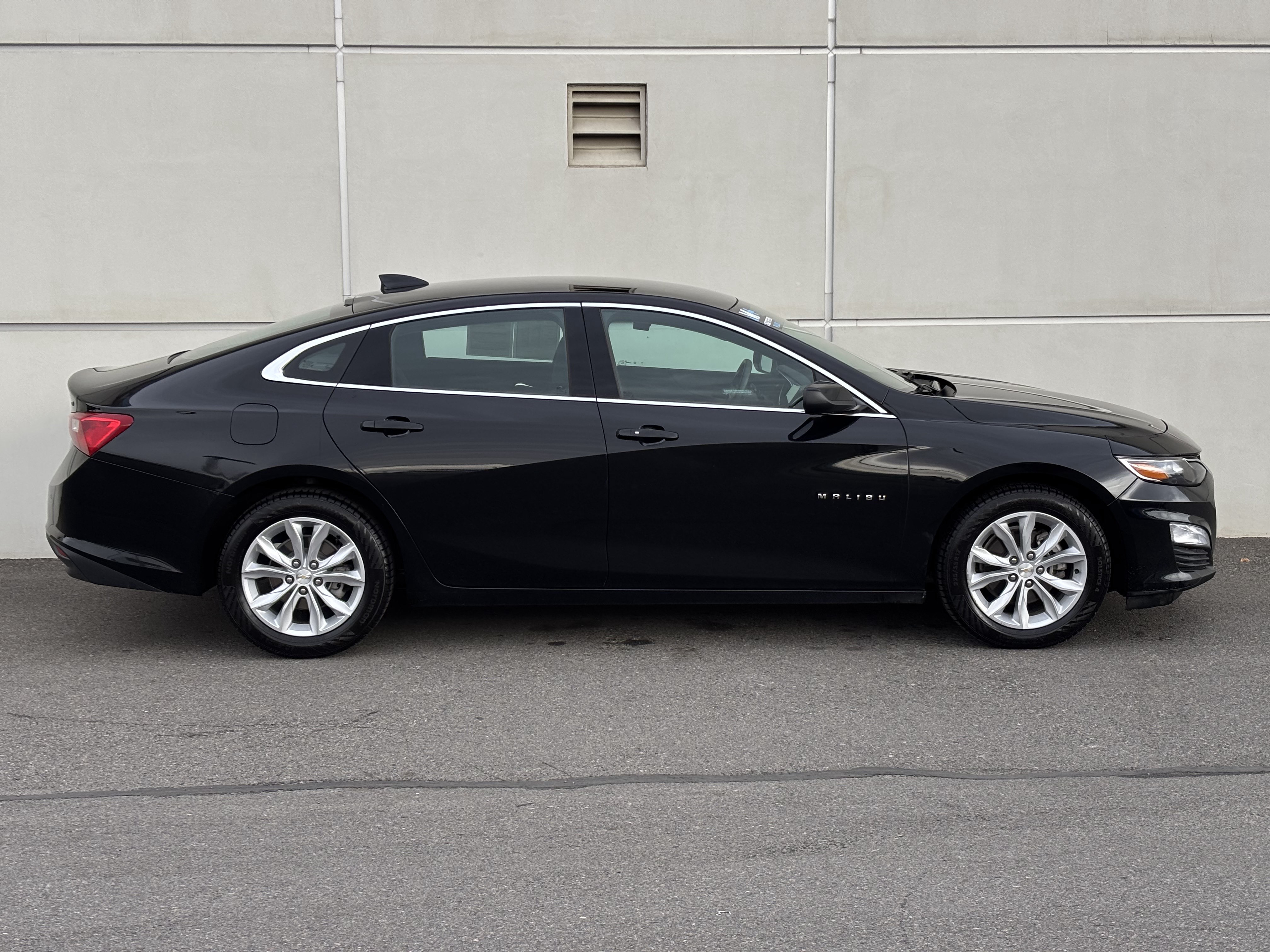 Used 2024 Chevrolet Malibu LT FWD image 2