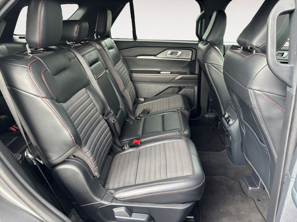 Used 2025 Ford Explorer ST-Line w/ ST-Line Street Pack AWD/4WD image 11