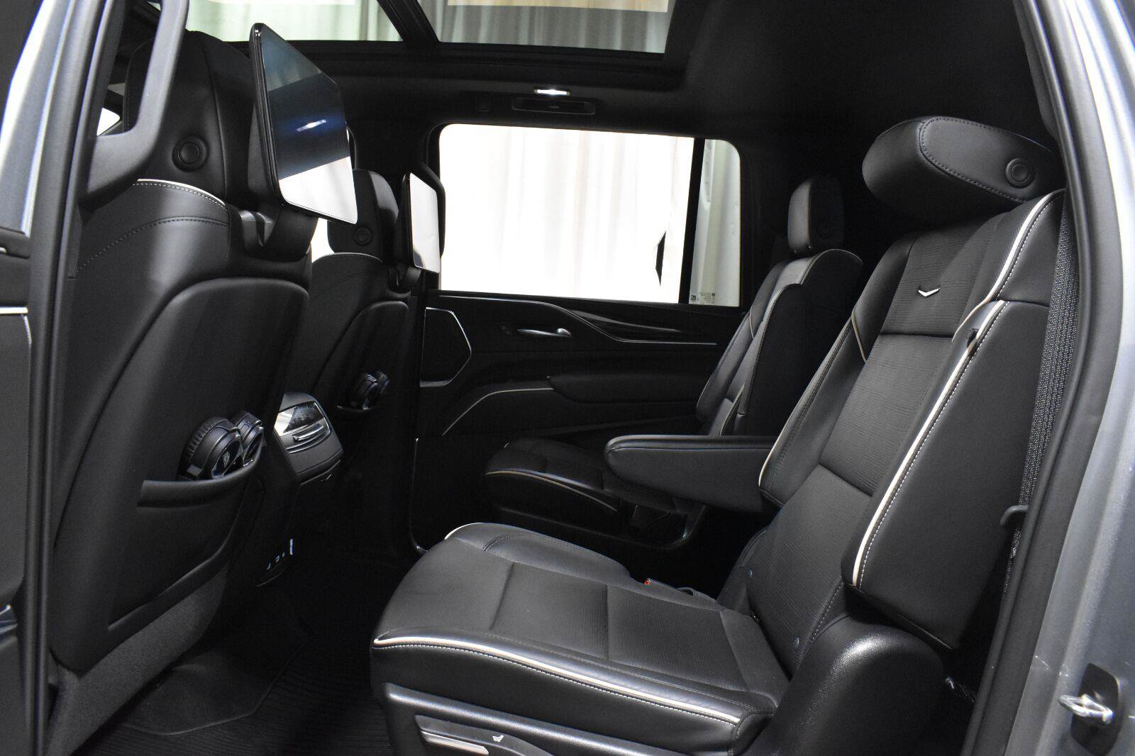 Certified 2023 Cadillac Escalade ESV Premium Luxury AWD/4WD image 4