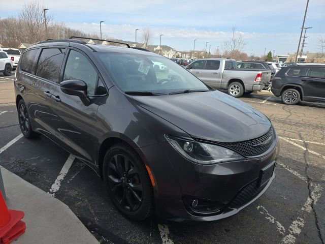 Used 2018 Chrysler Pacifica Limited w/ S Appearance Package image 3
