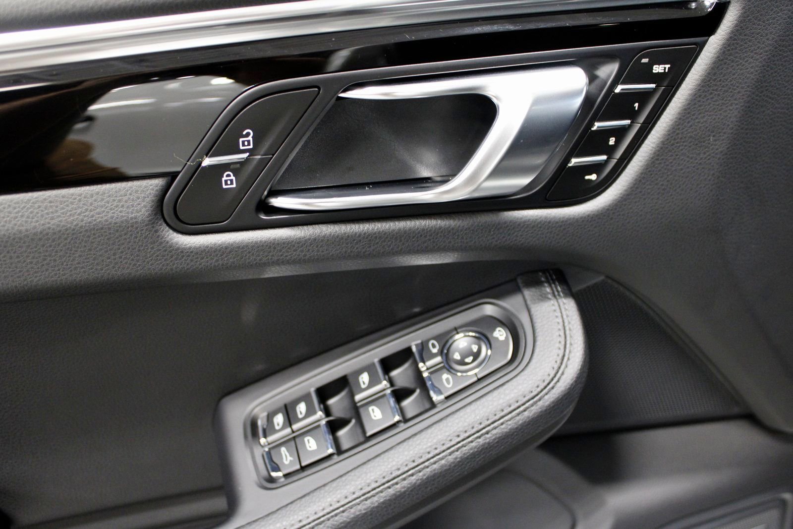 Certified 2025 Porsche Macan image 25