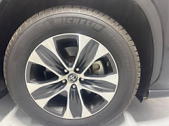 Used 2021 Toyota Highlander XLE AWD/4WD image 4