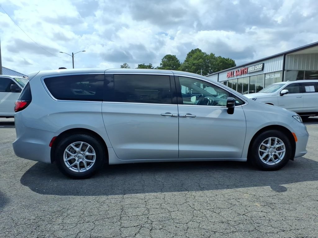 Used 2024 Chrysler Pacifica Touring-L FWD image 8