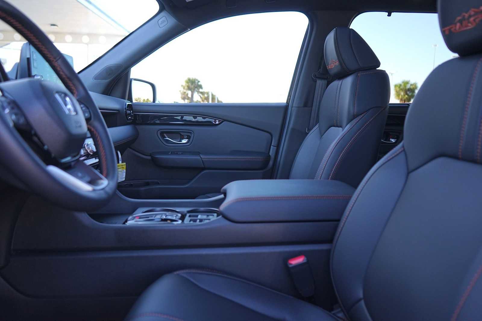 Used 2025 Honda Pilot TrailSport image 11