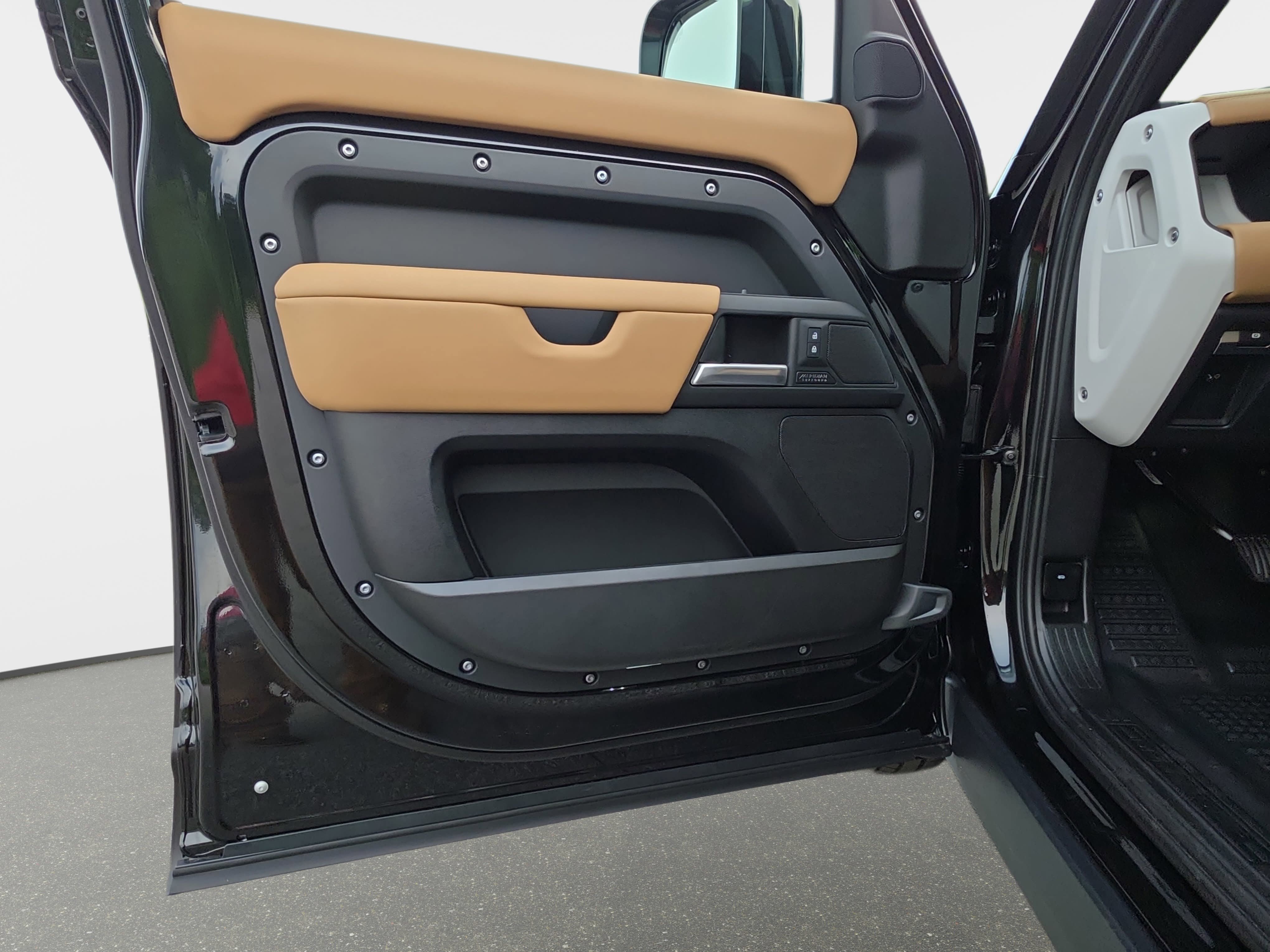 New 2026 Land Rover Defender 110 X-Dynamic SE AWD/4WD image 26