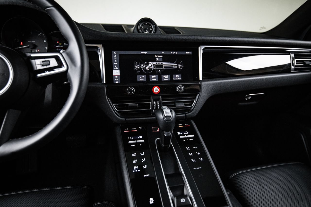 Certified 2023 Porsche Macan AWD/4WD image 19