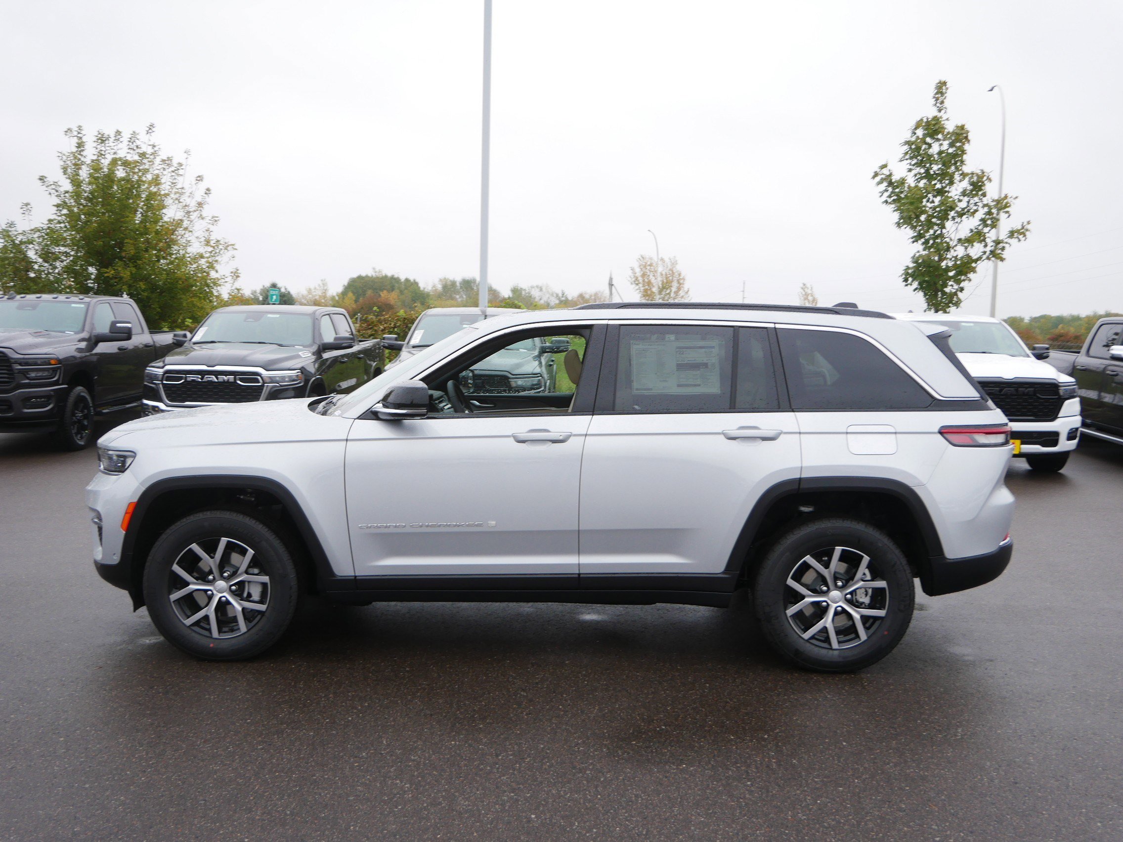 New 2025 Jeep Grand Cherokee Limited w/ Luxury Tech Group II video 2