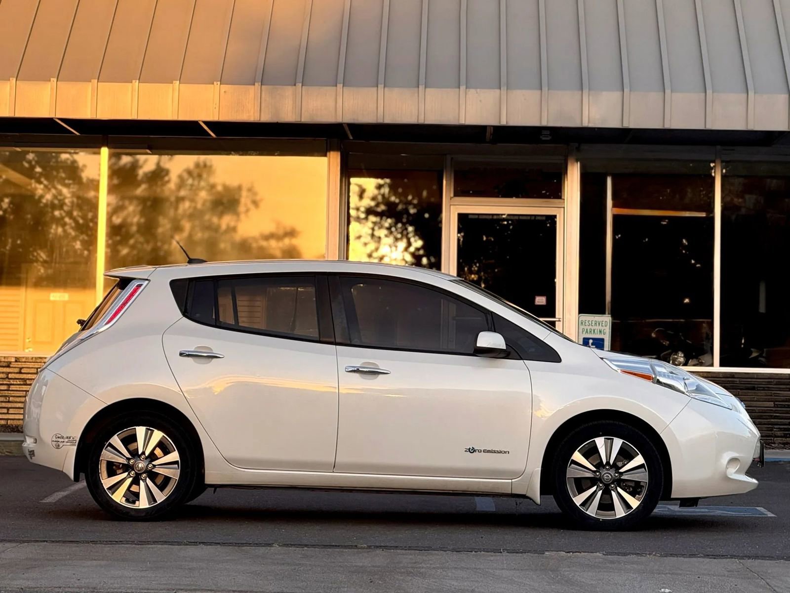 Used 2017 Nissan Leaf SV image 5