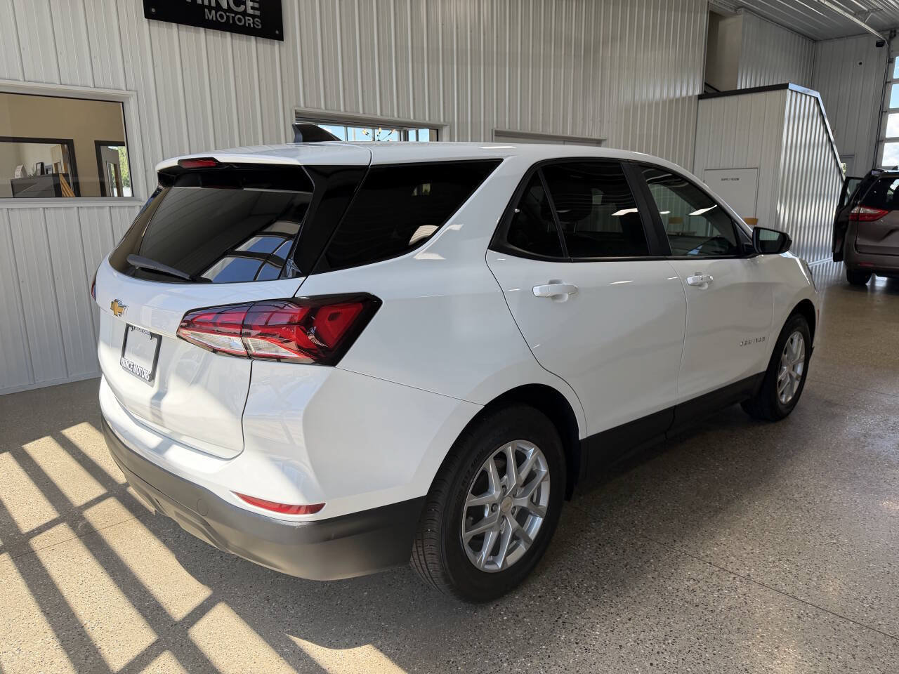 Used 2022 Chevrolet Equinox LS w/ LS Convenience Package AWD/4WD image 4