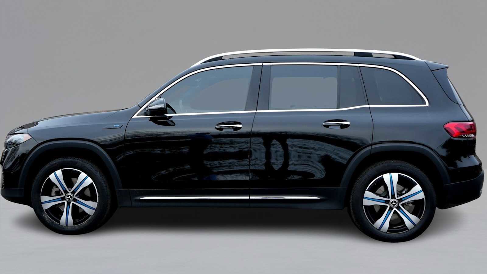 Certified 2022 Mercedes-Benz EQB 300 4MATIC w/ Exclusive Package image 8