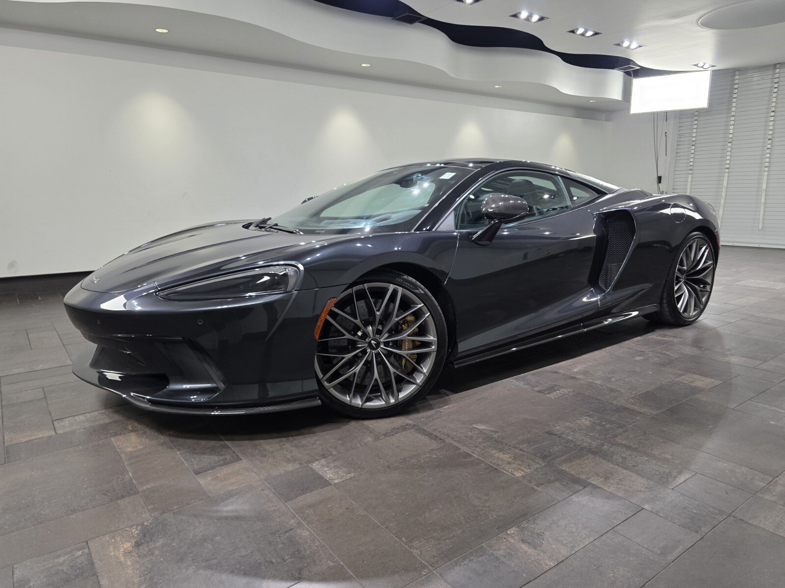 Used 2023 McLaren GT RWD image 1
