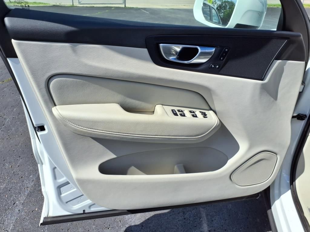 Used 2022 Volvo XC60 B5 Momentum image 13