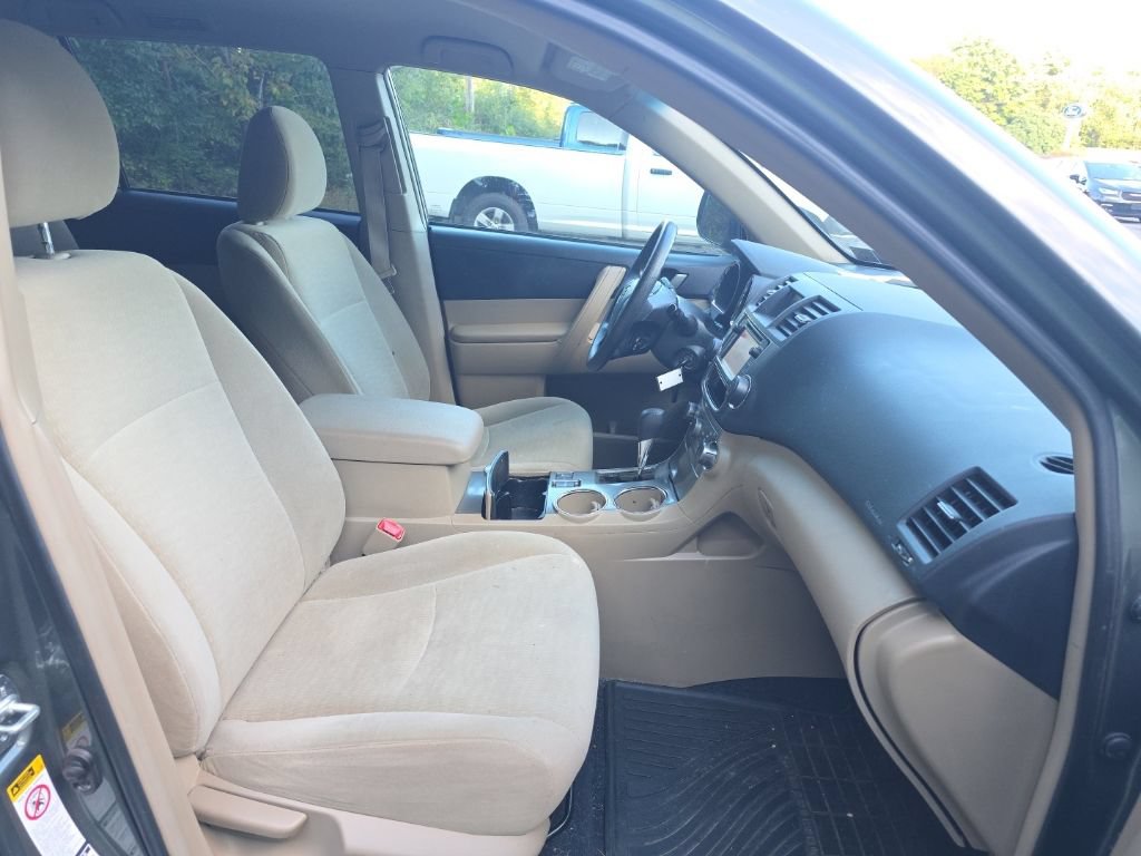 Used 2013 Toyota Highlander Plus AWD/4WD image 19