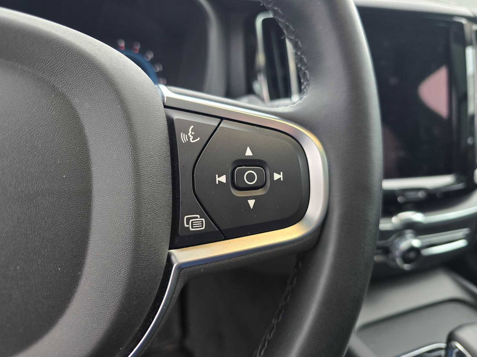 Certified 2025 Volvo XC60 B5 Core w/ Protection Package Premier image 29