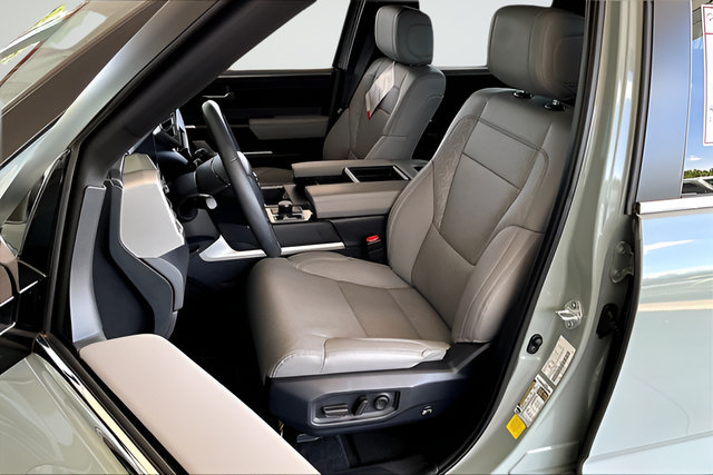 Used 2025 Toyota Tundra Limited AWD/4WD image 18