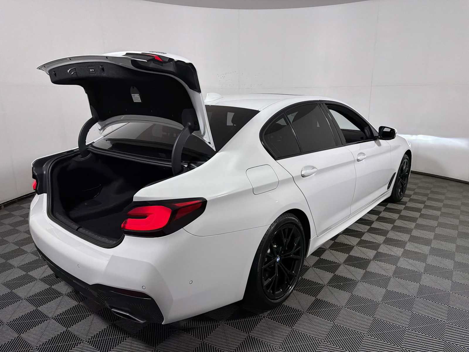 Used 2023 BMW 540i xDrive w/ M Sport Package AWD/4WD image 23