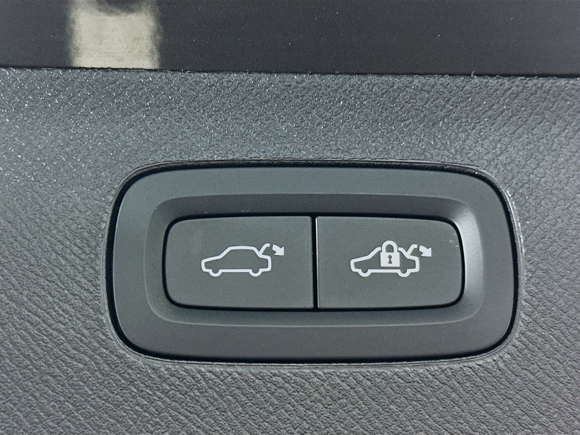 Used 2024 Volvo XC90 B5 Core w/ Protection Package Premier image 32