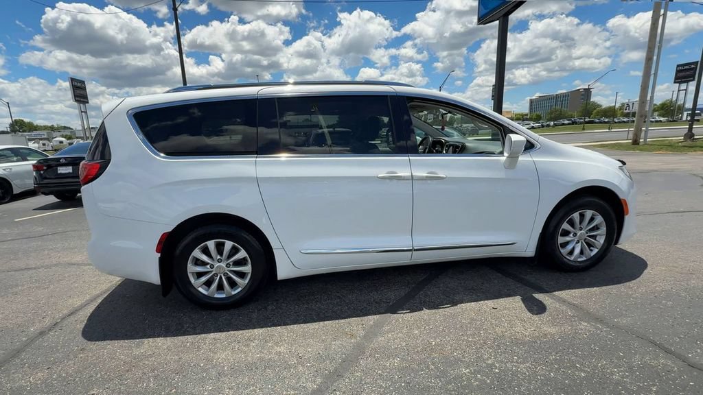 Used 2018 Chrysler Pacifica Touring-L FWD image 9