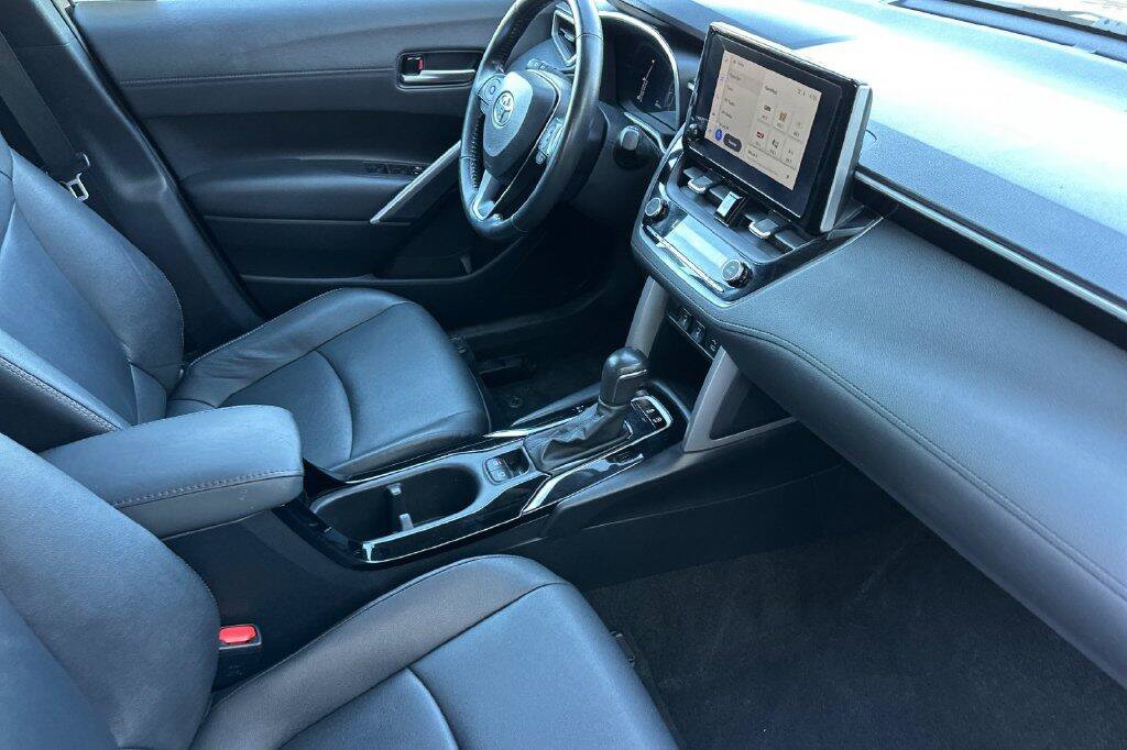 Used 2023 Toyota Corolla Cross XLE w/ Convenience Package FWD image 16