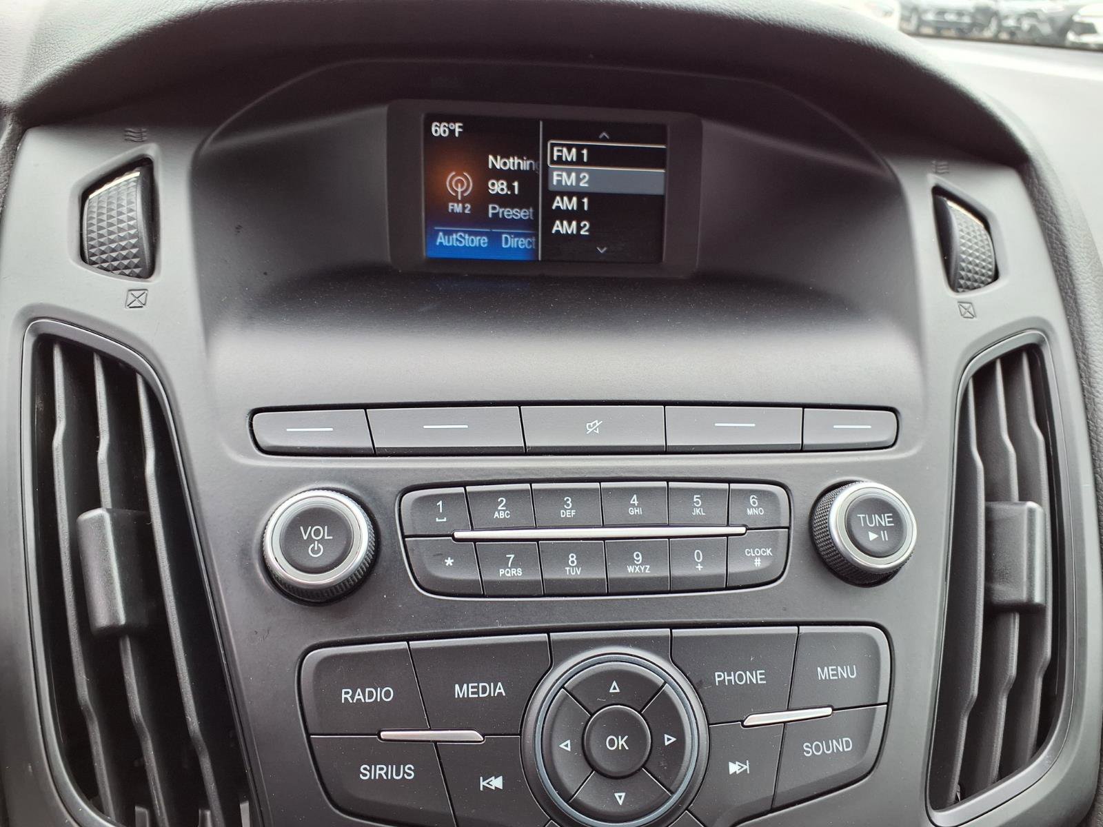 Used 2018 Ford Focus SE w/ Cold Weather Package image 4