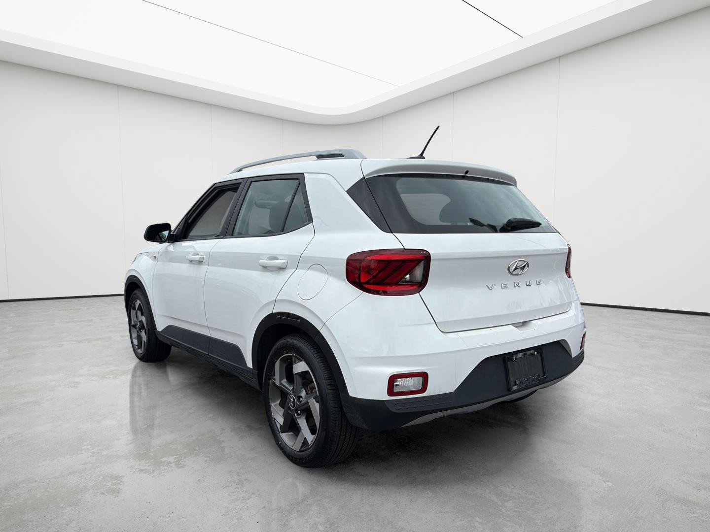 Used 2023 Hyundai Venue SEL w/ Cargo Package FWD image 9