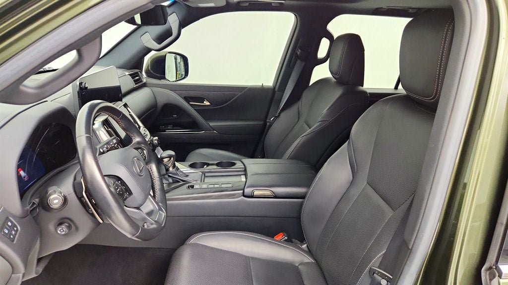 Used 2023 Lexus LX 600 4WD w/ Interior Upgrade Package image 19