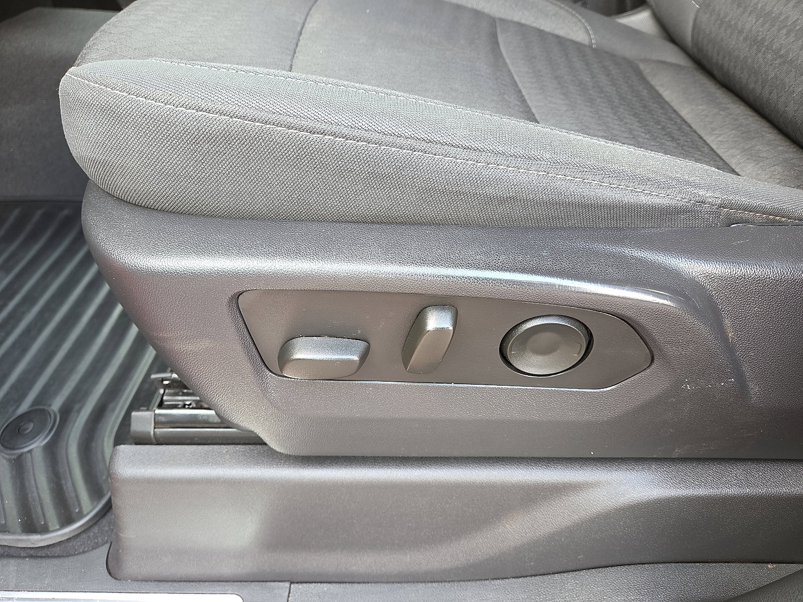 Used 2025 Chevrolet Silverado 1500 LT image 12