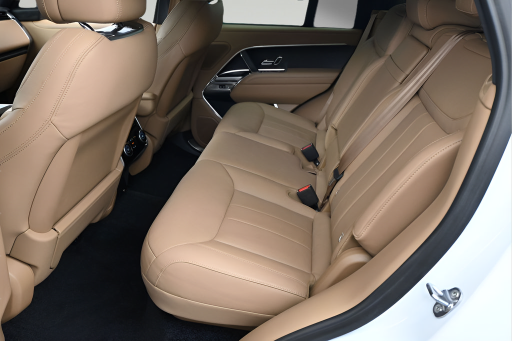 Used 2025 Land Rover Range Rover SE AWD/4WD image 6
