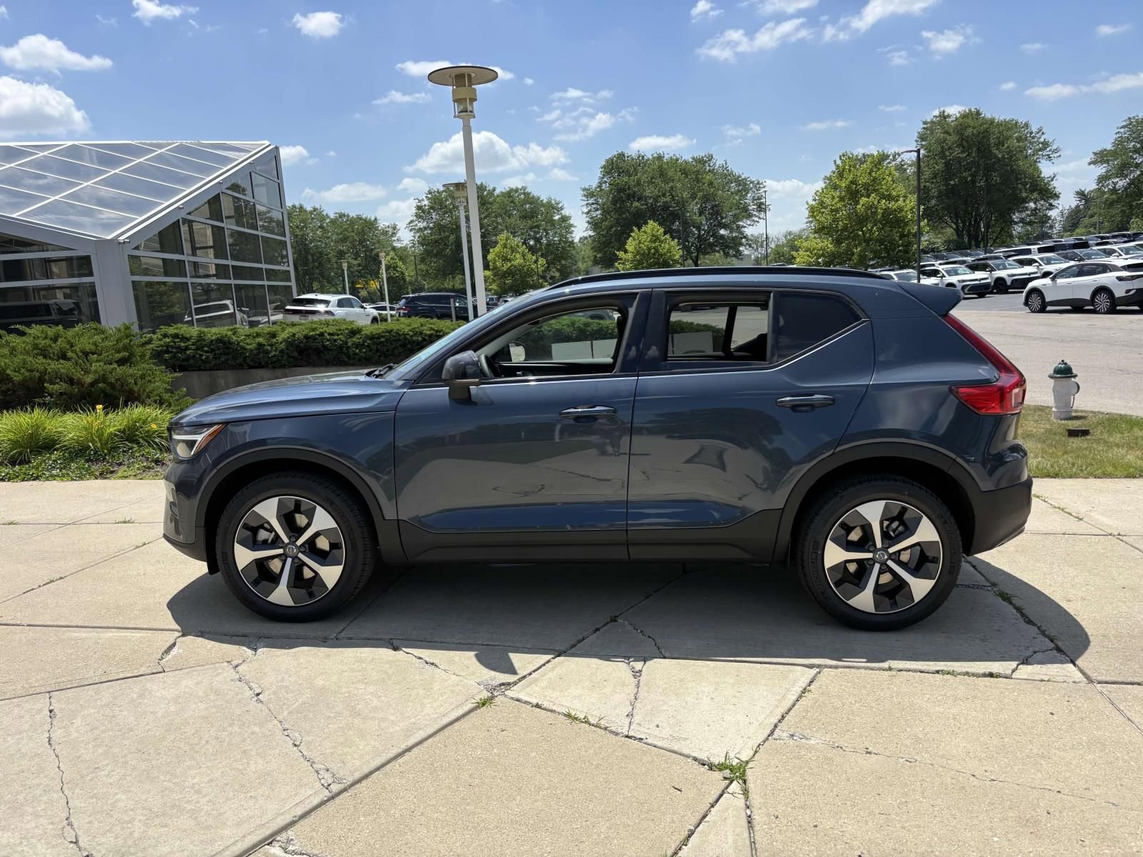 Used 2026 Volvo XC40 B5 Core w/ Protection Package Premier AWD/4WD image 4