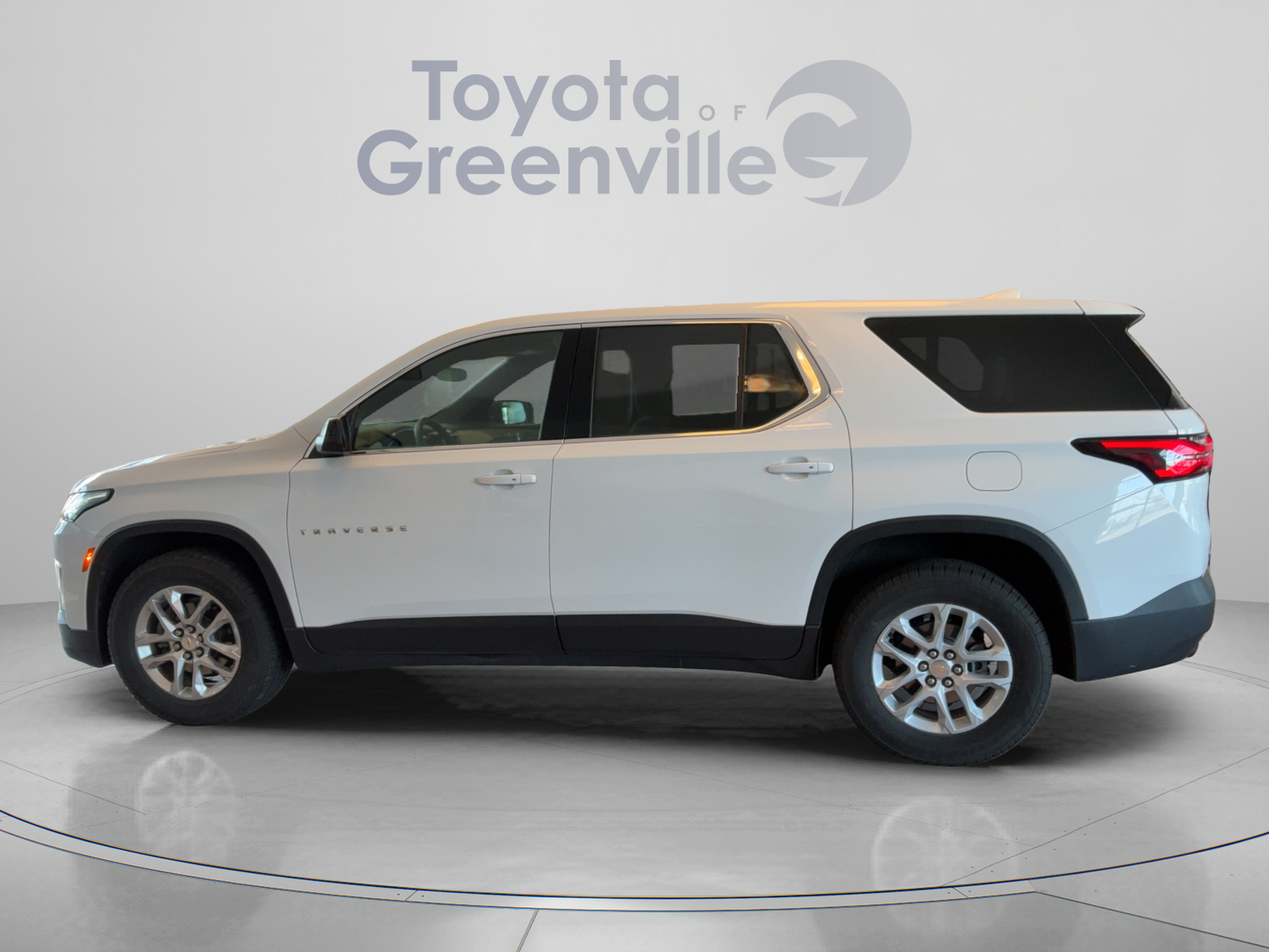 Used 2022 Chevrolet Traverse LS FWD image 2