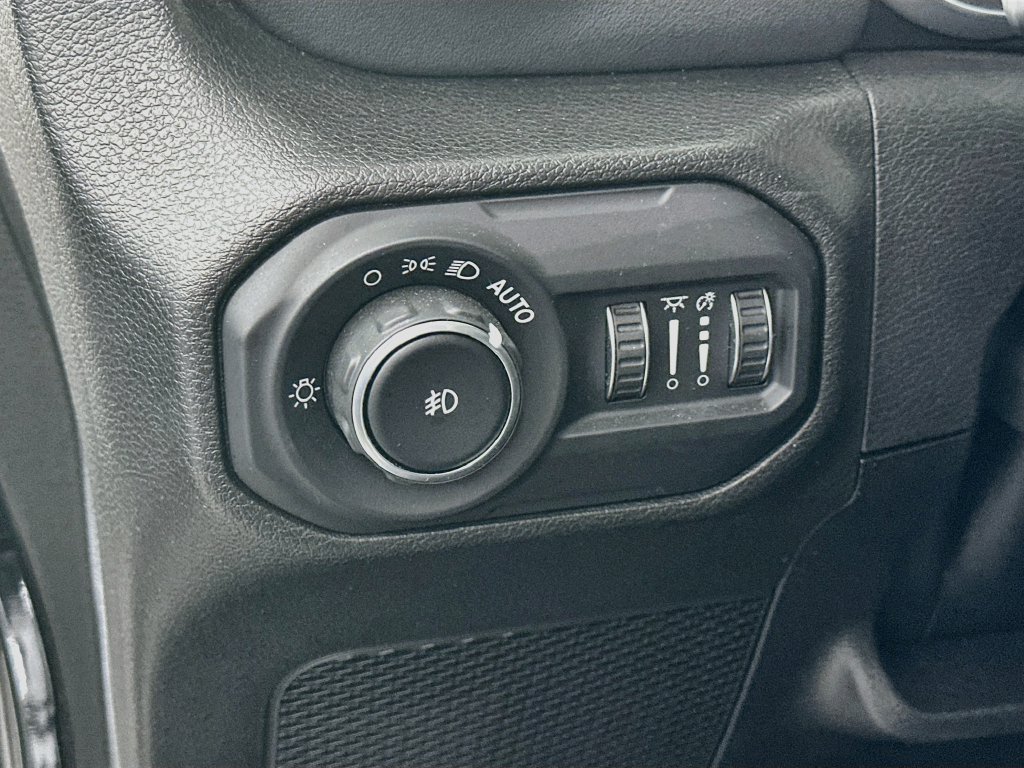 Certified 2022 Jeep Wrangler Unlimited Sahara w/ Cold Weather Group AWD/4WD image 18