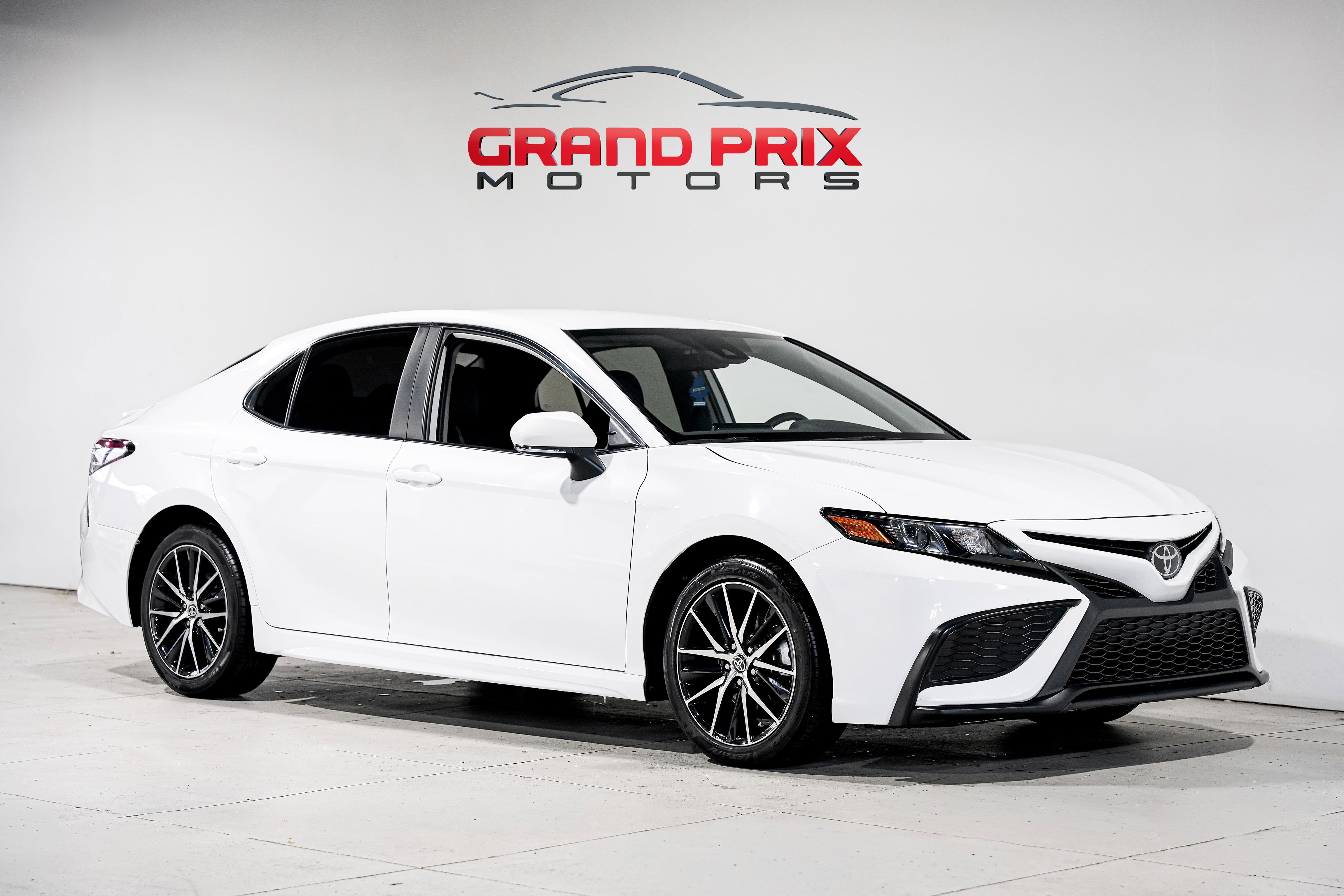 Used 2024 Toyota Camry SE FWD image 1