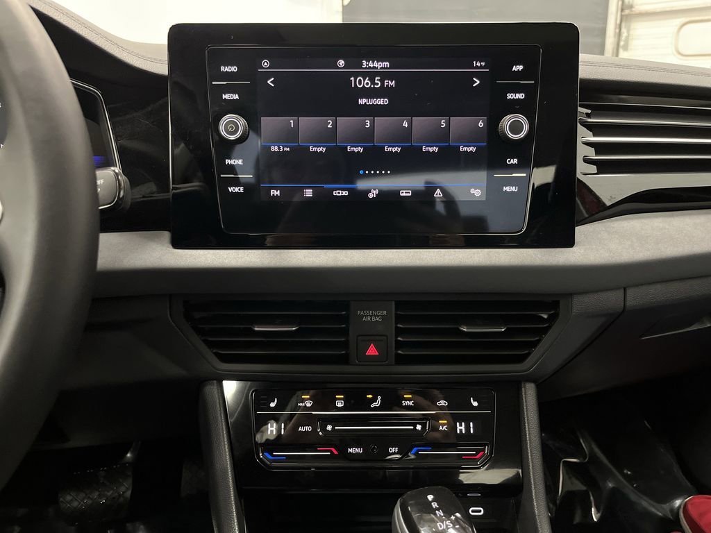 Used 2025 Volkswagen Jetta SE w/ Sunroof Package image 9