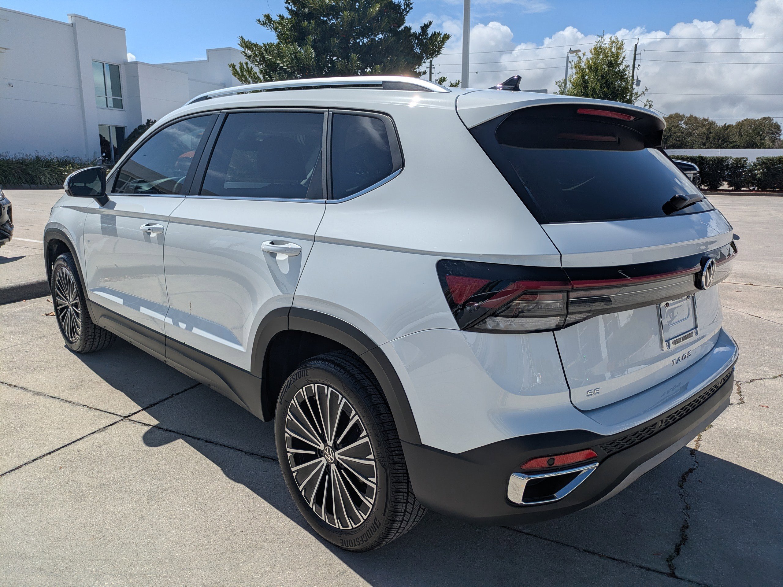 Certified 2025 Volkswagen Taos SE image 6