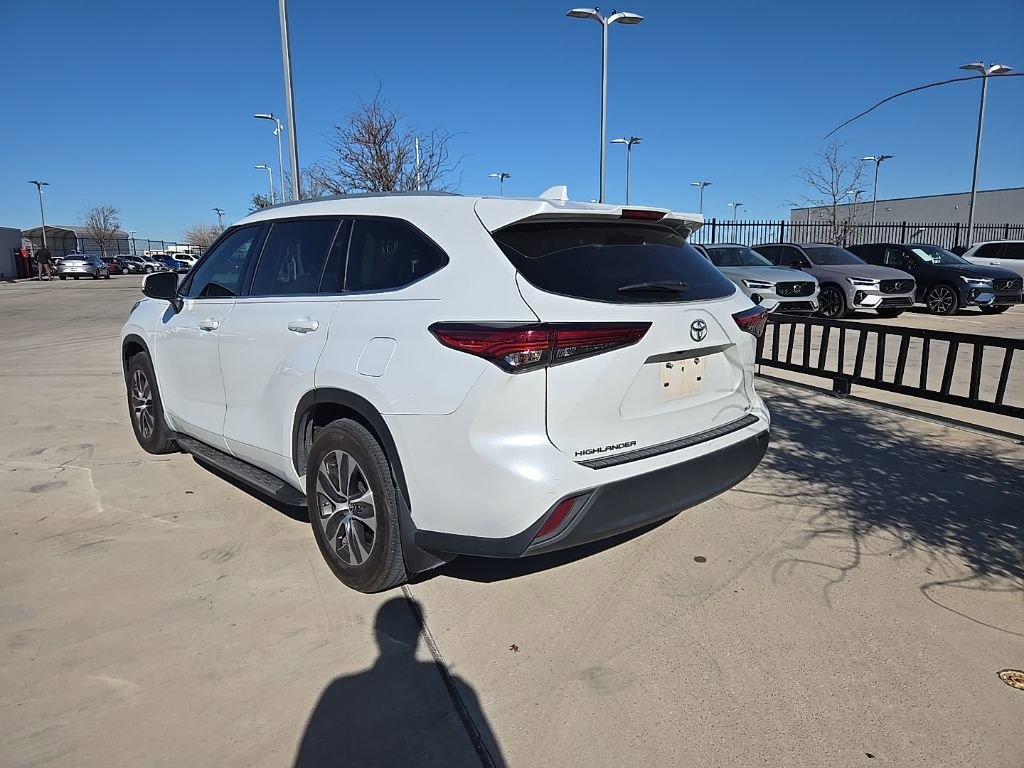 Used 2022 Toyota Highlander XLE image 4