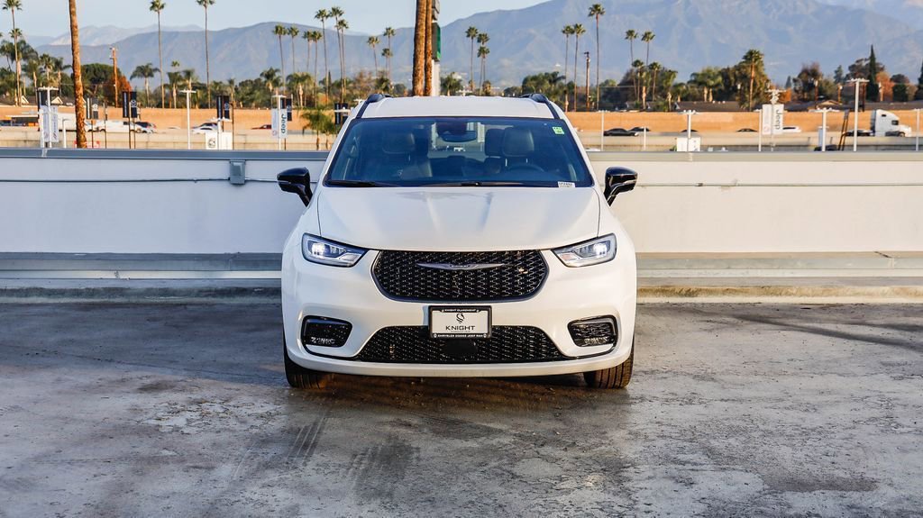 New 2026 Chrysler Pacifica Select w/ S Appearance Package image 3