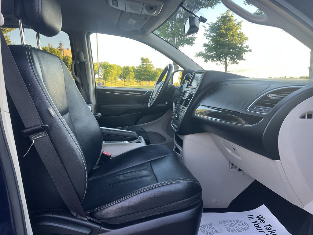 Used 2014 Chrysler Town & Country Touring FWD image 11