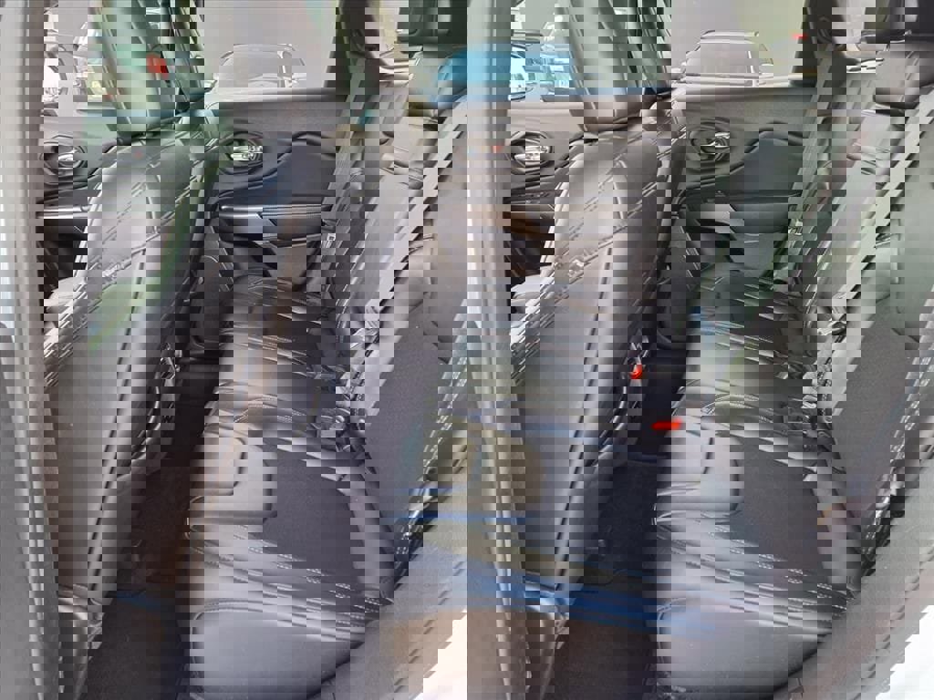 Used 2019 Jeep Cherokee Latitude Plus image 11