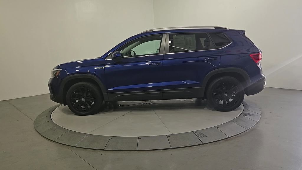 Certified 2024 Volkswagen Taos SE w/ Black Wheel Package image 2