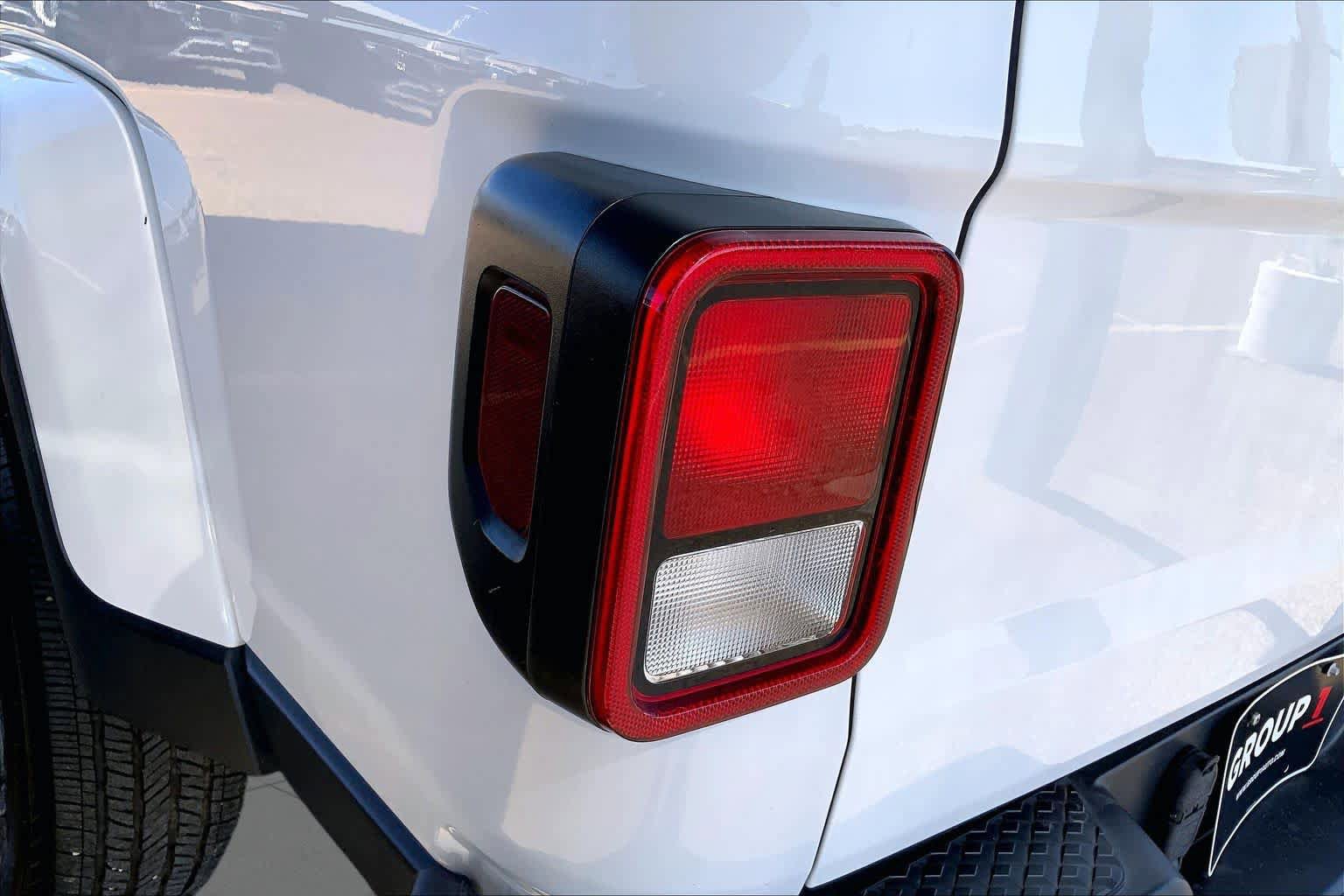 Used 2022 Jeep Gladiator Overland w/ Trailer Tow Package AWD/4WD image 57