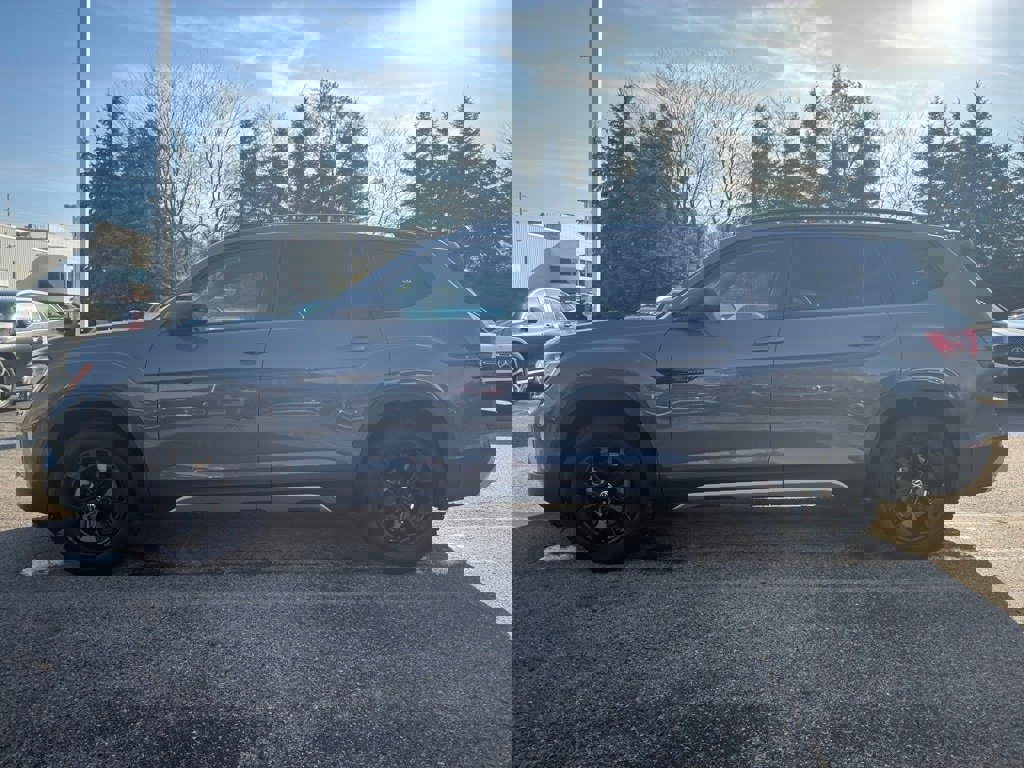 Used 2025 Volkswagen Atlas Peak Edition SE image 7