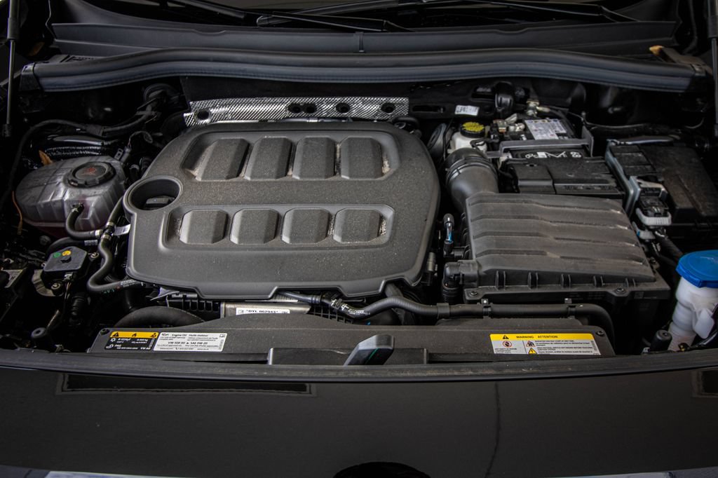 Certified 2025 Volkswagen Tiguan SE R-Line FWD image 10