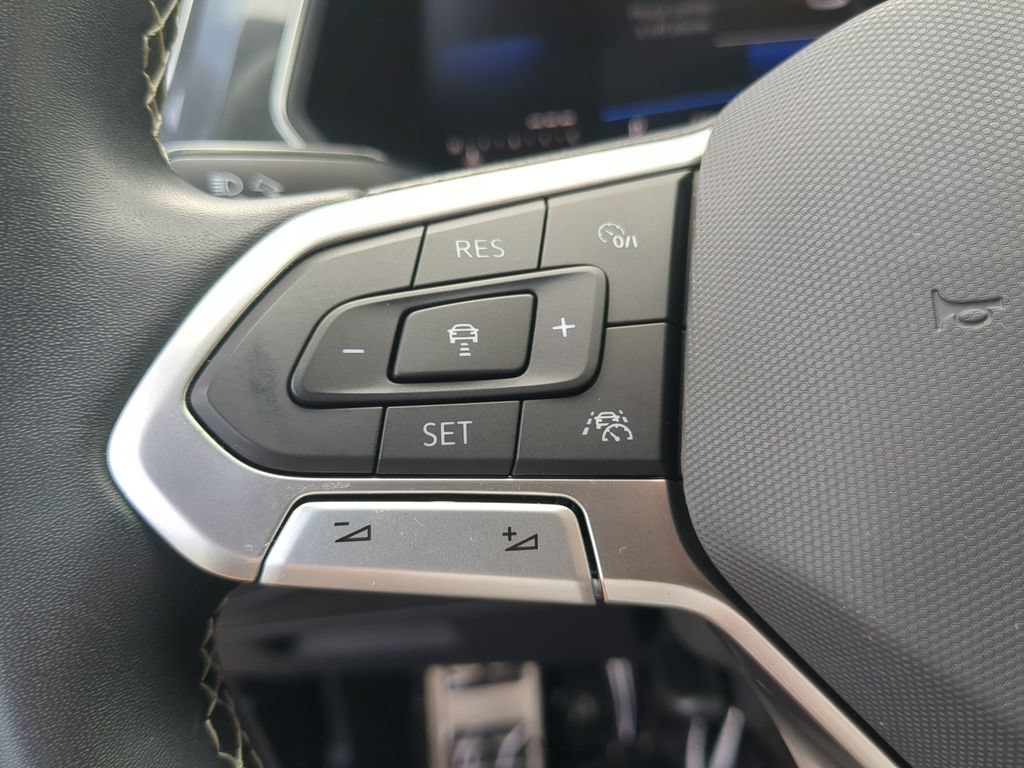 Certified 2023 Volkswagen Tiguan SE R-Line FWD image 27