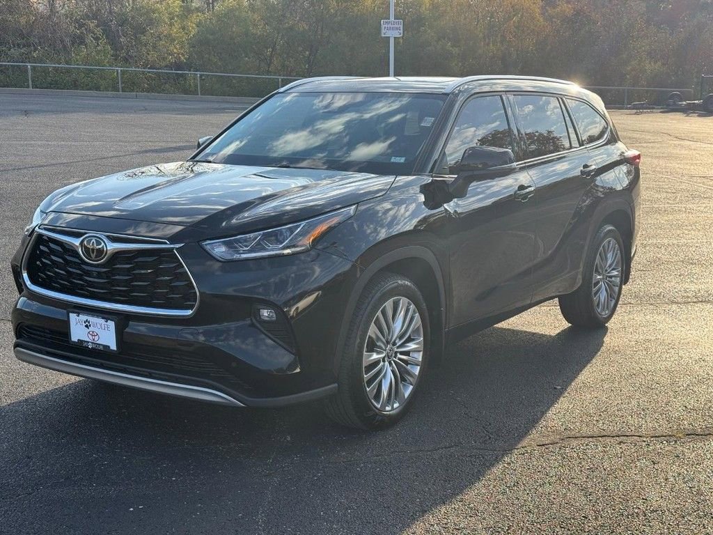 Certified 2025 Toyota Highlander Platinum image 11