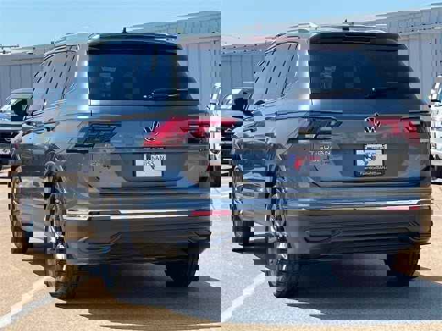 Used 2022 Volkswagen Tiguan SE w/ Panoramic Sunroof Package image 6