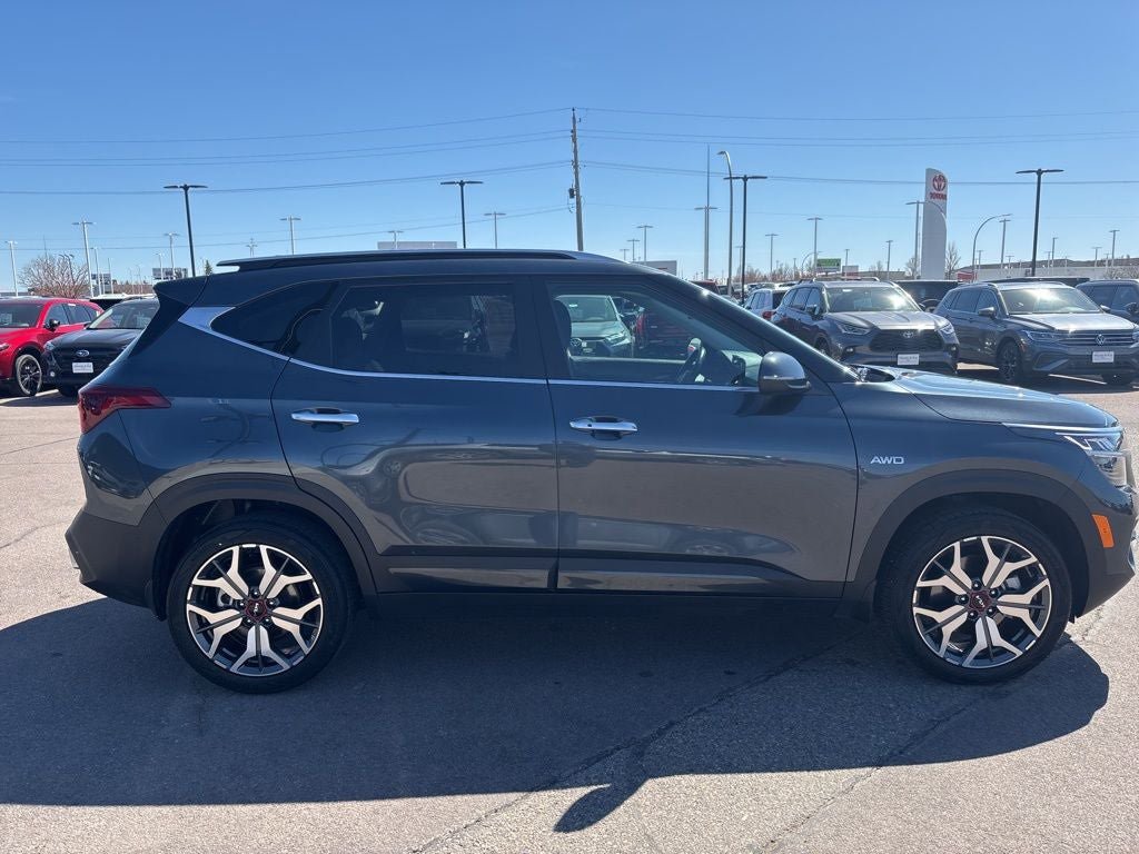 Used 2023 Kia Seltos SX w/ SX Sunroof Package AWD/4WD image 4