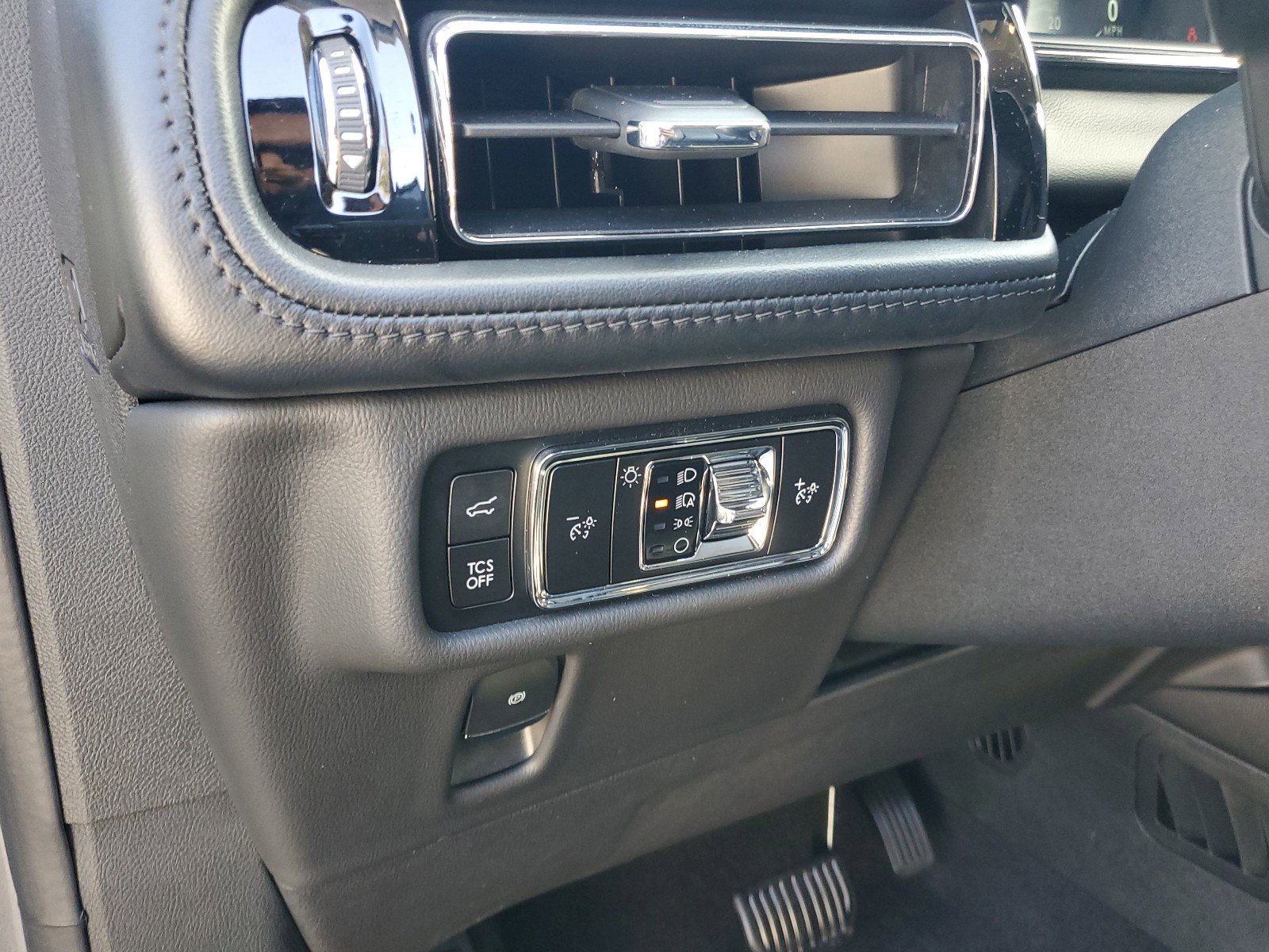 Used 2023 Lincoln Nautilus AWD image 18