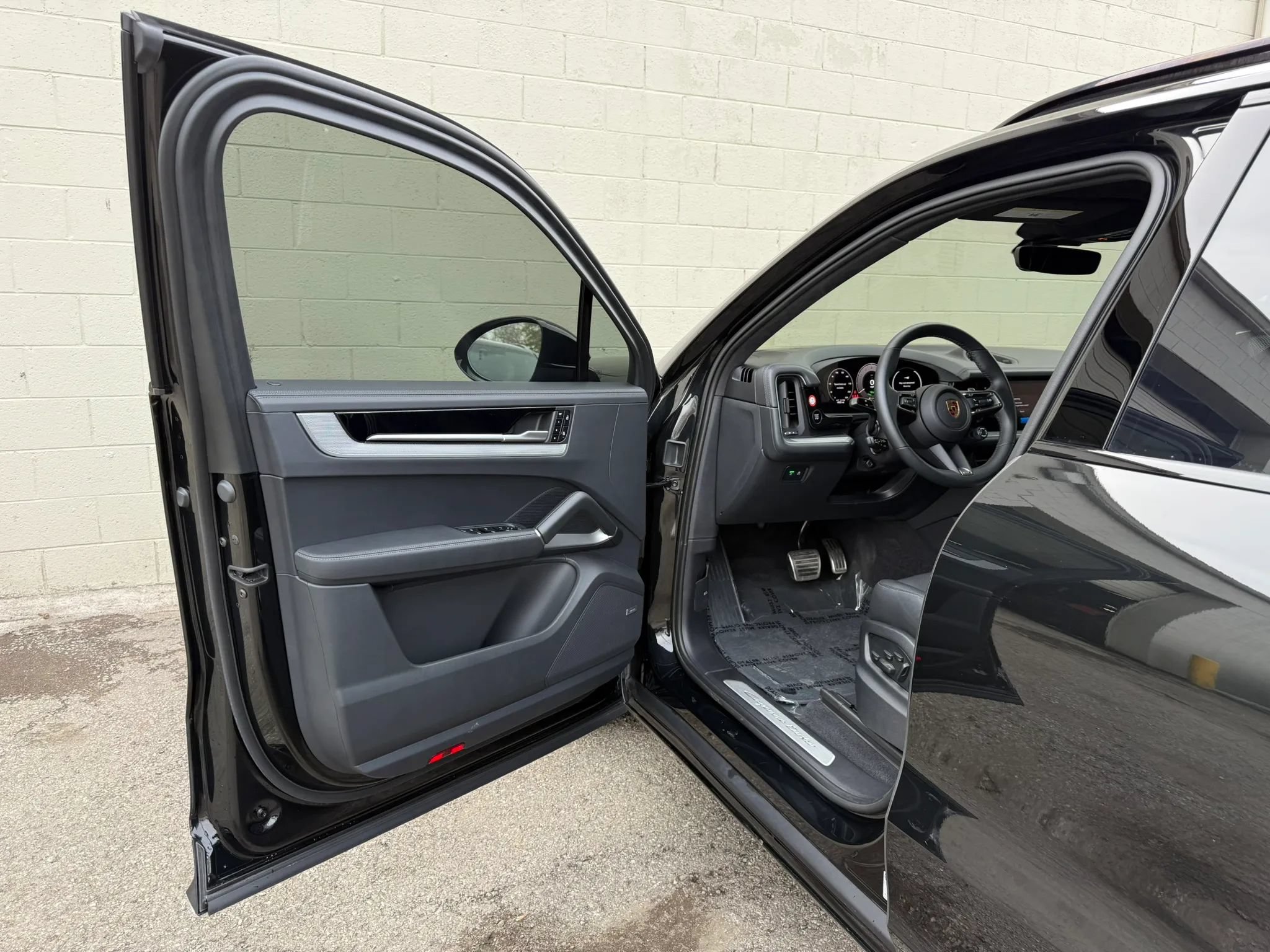 Used 2024 Porsche Cayenne Turbo AWD/4WD image 28